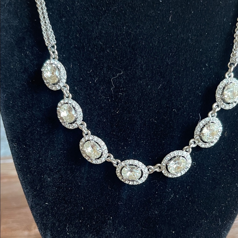 Chic Silver Necklace with Crystal Details - Picture 5 of 6